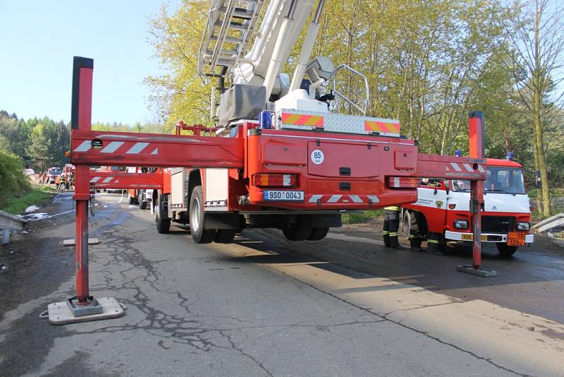 Hasiči v Bělčicích dohašují požár