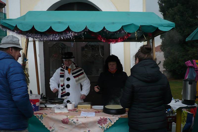 Dva nezbední čerti, přemilí anděl a důstojný Mikuláš zahájili advent také pod Blaníkem.