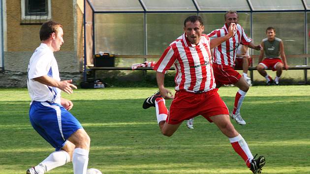 Choceradští fotbalisté se ve čtvrtém kole I. A třídy dočkali prvních bodů, když po utrápeném výkonu vyhráli nad Kosořicemi 3:2. Na snímku se na domácího Pavla Mařince řítil Libor Boháček.