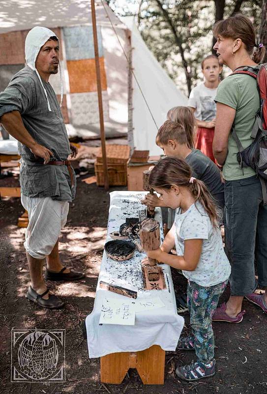 Oživlý středověk u zříceniny hradu Zlenice.