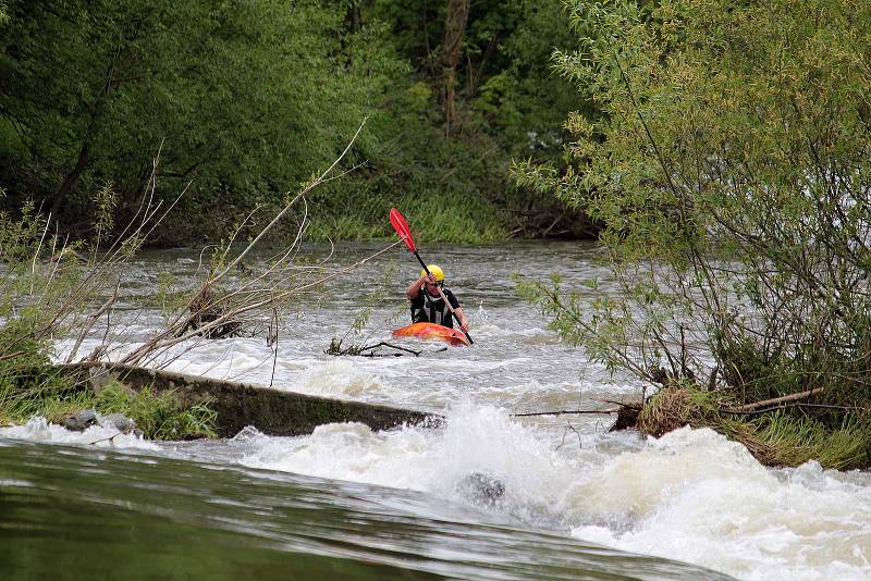 Vodáci si v neděli 23. května nenechali ujít příležitost pro své hobby. Ideální výšku hladiny využili k plavbě z Týnce nad Sázavou do Pikovic.