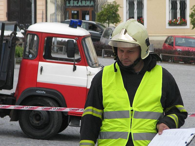 Druhý ročník soutěže dobrovolných hasičů ve vyprošťování osob z havarovaných aut. 