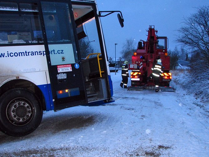 Ledovka poslala v Olbramovicích autobus v zatáčce k příkopu. 