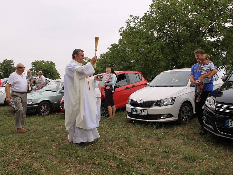 Bohoslužba a žehnání motorovým prostředkům v kostele sv. Jakuba a Filipa na Chvojně.