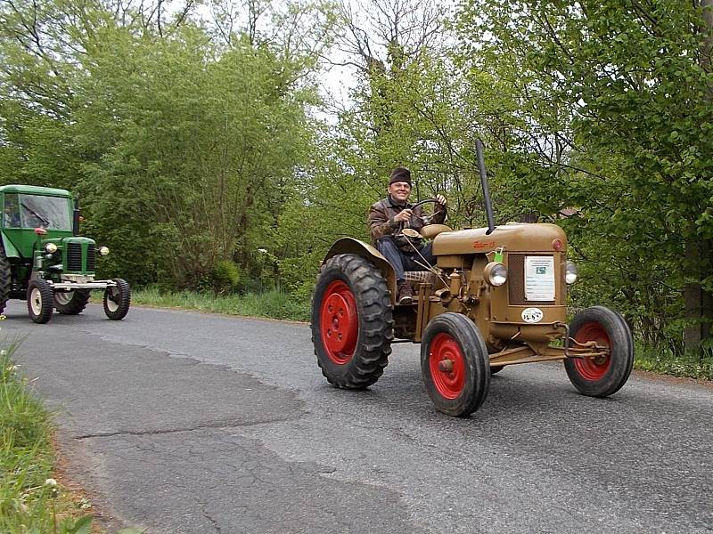 Sraz majitelů traktorů značky Zetor v Nahorubech.