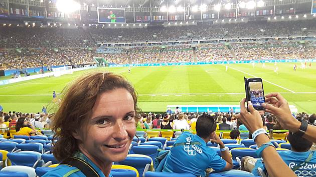 Lucie Ratajová sledující finále ženského turnaje Německo – Švédsko na stadionu Maracaná. 