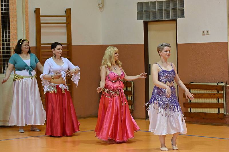Z vystoupení orientálního tance v Sázavě.