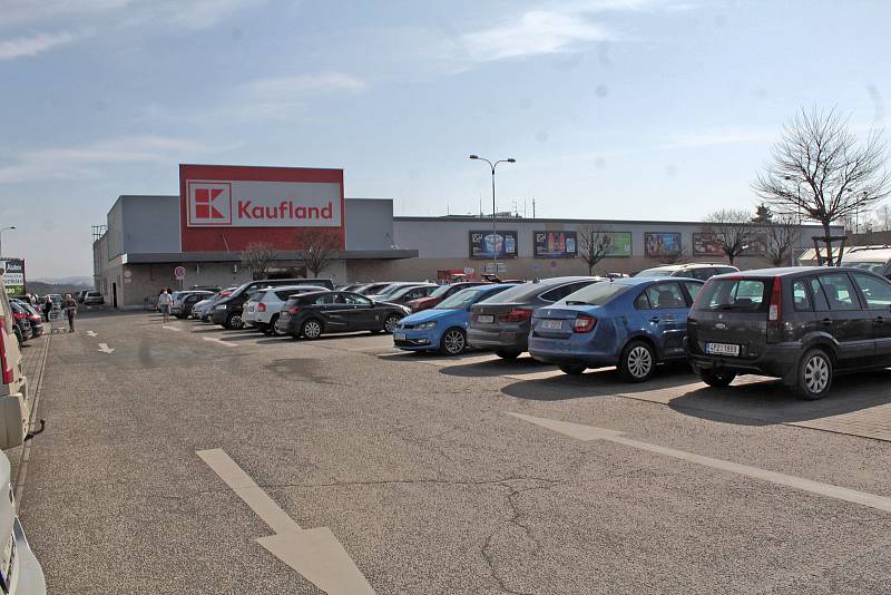 Na Zelený čtvrtek zákazníci vyrazili ve velkém za nákupy - Kaufland Benešov.
