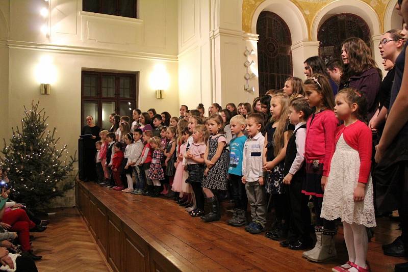 Jedna z částí obrovského koncertu plného koled se konala také v aule Gymnázia Benešov
