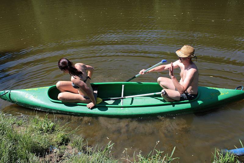 Rekreační vodáci na řece v Týnci nad Sázavou.