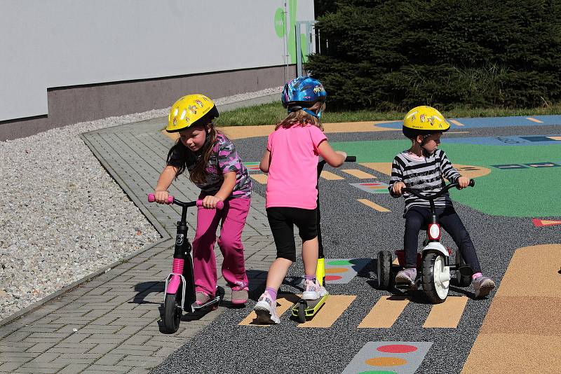 Na dopravním hřišti v areálu Mateřské školy v Týnci nad Sázavou.