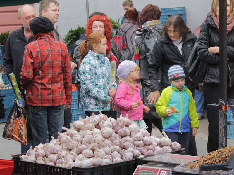 Na benešovském Masarykově náměstí si návštěvníci mohli vybrat velikonoční i běžné jarmareční zboží ve více než čytřiceti stáncích.