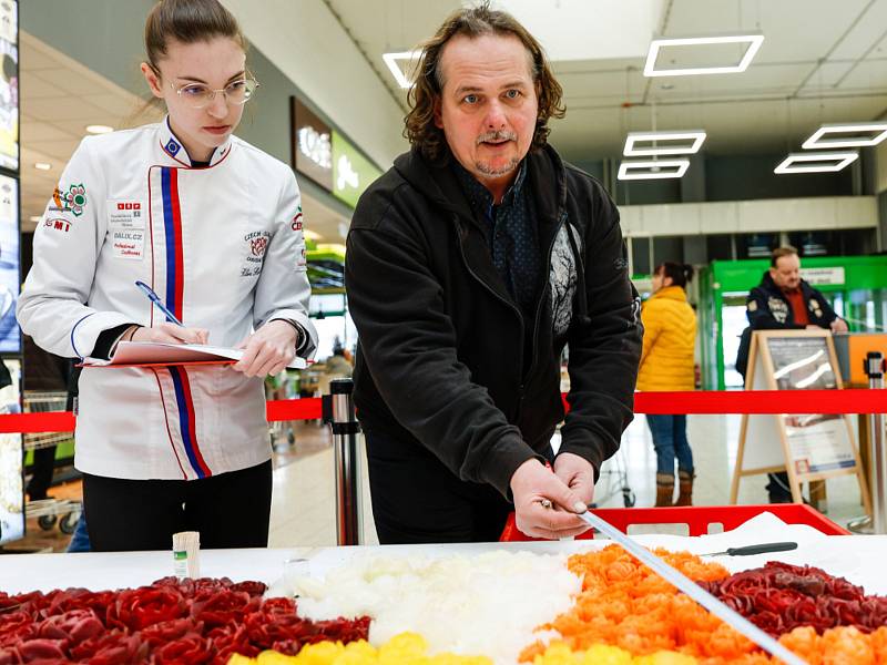 Řezbáři z Česka a Slovenska vyřezali rekordní kytici růží.