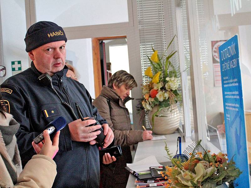 Z hasičského cvičení na Městském úřadě v Benešově: doručení podezřelé zásilky do podatelny.