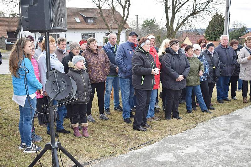 Z masopustního veselí na návsi v Červeném Újezdu.