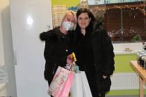 Dárky lidé mohou shromažďovat v obchodě Bez obalu. Monika Mokráňová s majitelkou obchodu Monikou Ochel.