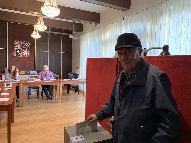 Komunální volby v Trhovém Štěpánově. Z místních částí voliče k urnám do města svážely autobusy.