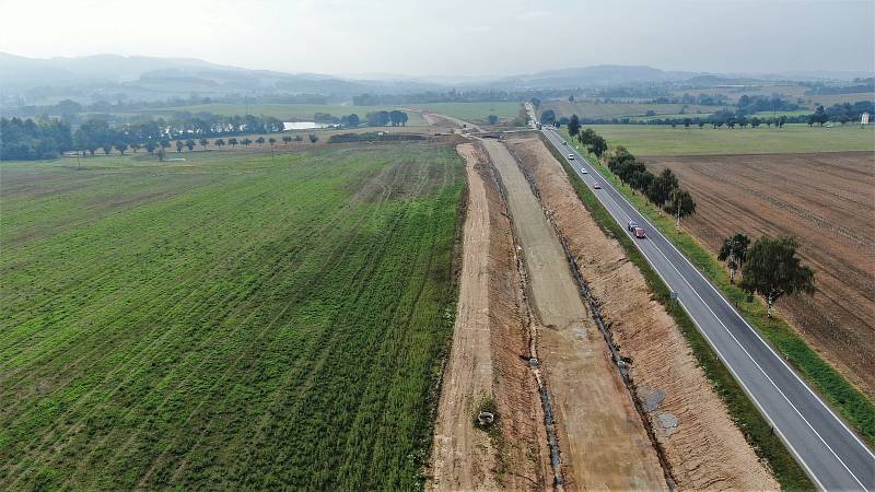 Jak vypadá stavba obchvatu Olbramovic z výšky. Stavba přeložky silnice I/3 zvěčněná z nadhledu.