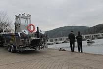 Policisté z Třebenického poříčního oddělení si na Slapech převzali nové čluny.