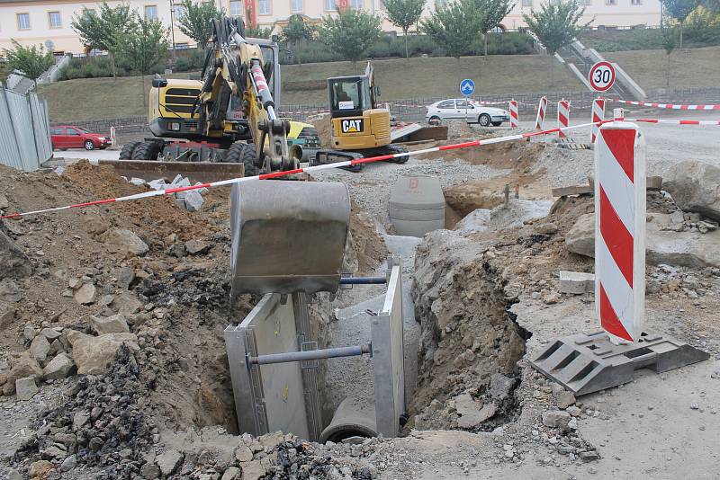 Zatímco řidiči v Týnci nad Sázavou stojí v koloně, plavci se koupou v Náklí v řece Sázavě.