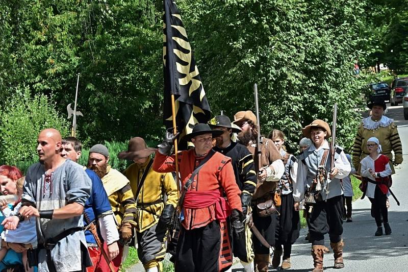 Jak těžký život byl ve středověku, se mohli přesvědčit návštěvníci 5. ročníku Historického festivalu, který se konal v sobotu 31. července na tvrzi Mrač na Benešovsku.