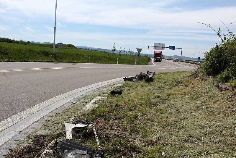 Stopy do dopravní nehodě na křižovatce U Topolu v Benešově.