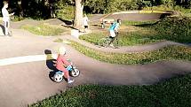 Pumptrack v Benešově je součástí relaxačního parku Sladovka.