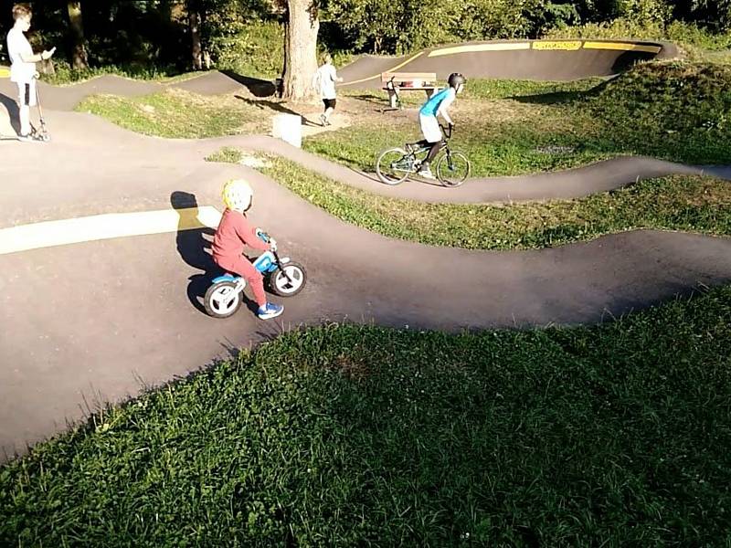 Pumptrack v Benešově je součástí relaxačního parku Sladovka.