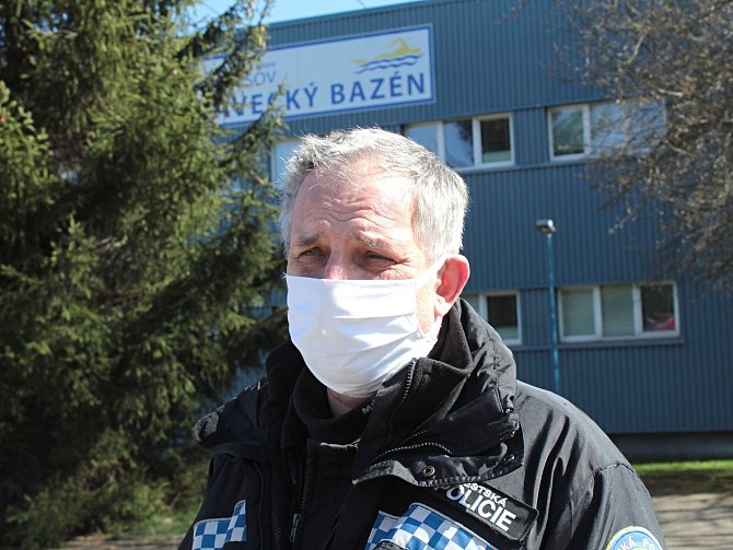 Velitel Městské policie v Benešově Radek Stulík na parkovišti před plaveckým bazénem v Benešově.