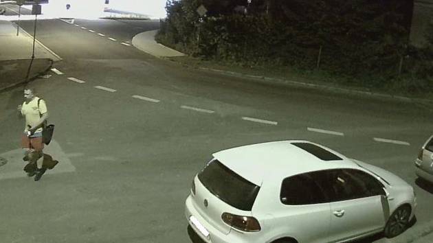 Kamerový záznam zachytil muže podezřelého z vloupání do auta.
