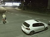 Kamerový záznam zachytil muže podezřelého z vloupání do auta.