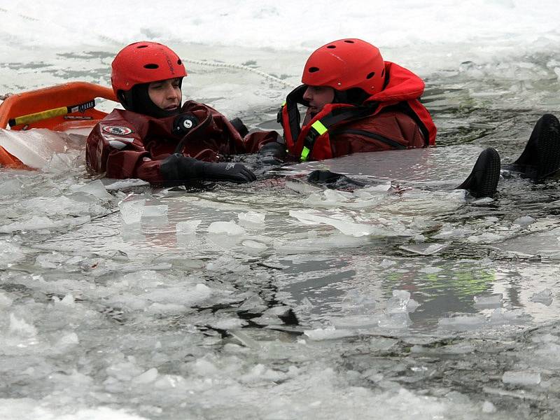 Středeční prověřovací cvičení benešovských hasičů na rybníku Papírna.