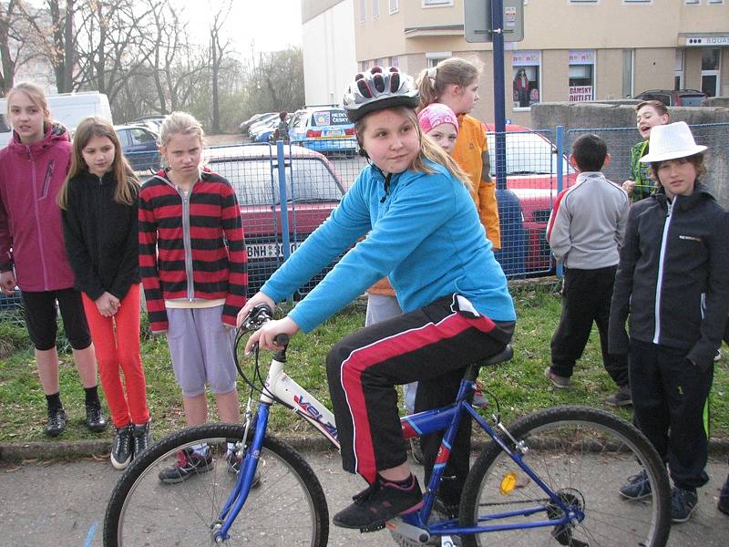 Školáci ze 4. a 5. tříd ZŠ Dukelská se zdokonalovali v jízdě na kole a nabírali vědomosti při besedě s hasiči.