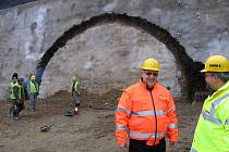 U Olbramovic se rýsuje severní portál budoucího železničního dvoukolejného tunelu.