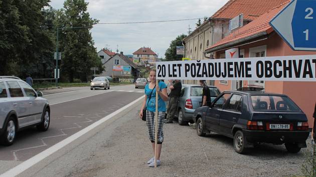 Občané Olbramovic uspořádali 22. června 2013 blokádu hlavní silnice I/3 pro urychlení stavby přeložky.  