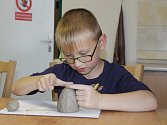 Děti ze ŠD Netvořice si přijely do benešovského DDM vyrobit keramiku.