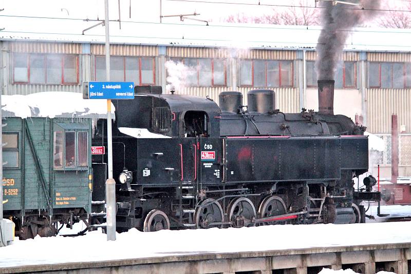 Parní lokomotiva na benešovském nádraží poutala ráno pozornost cestujících v pátek 11. ledna 2019.