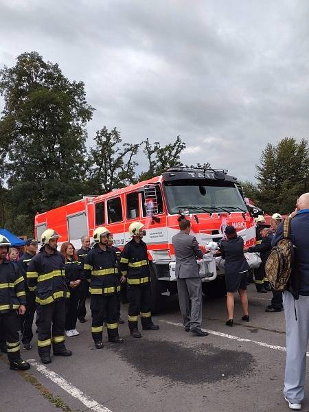 Dobrovolní hasiči z Pecerad převzali nové zásahové vozidla Tatra.
