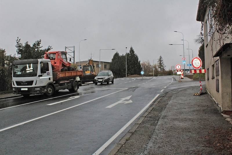 Okružní křižovatka na Červených Vršcích v Benešově 120 minut před oficiálním otevřením. To se uskutečnilo v pátek 18. listopadu 2022 ve 14 hodin.