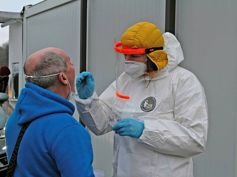 Z testovacího místa na koronavirus v ulici Ke Stadionu v Benešově.
