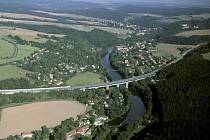Dálnice Praha-Brno protíná u Hvězdnic údolí Sázavy poseté stovkami chat. O rekreaci v blízkost D1 lze hovořit jen stěží