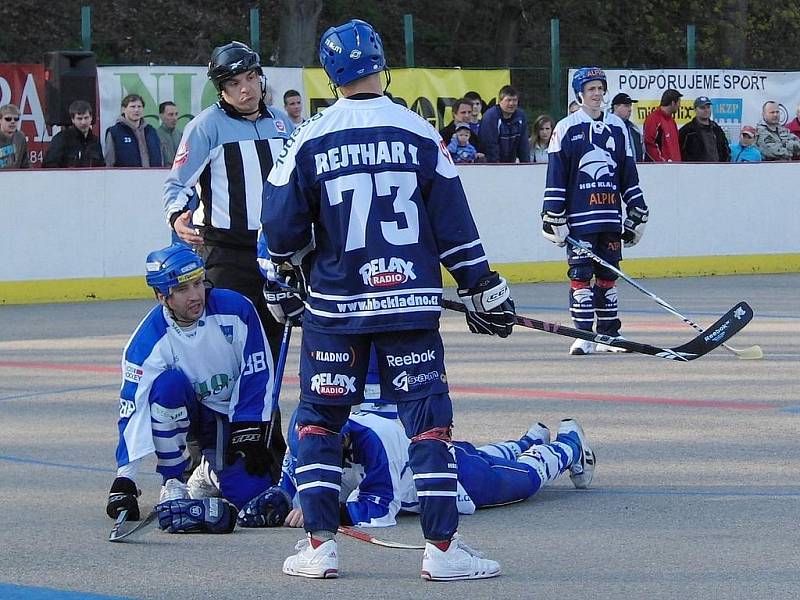 Třetí čtvrtfinálový zápas extraligy hokejbalu Vlašim - Alpiq Kladno 1:2.