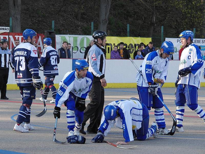 Třetí čtvrtfinálový zápas extraligy hokejbalu Vlašim - Alpiq Kladno 1:2.