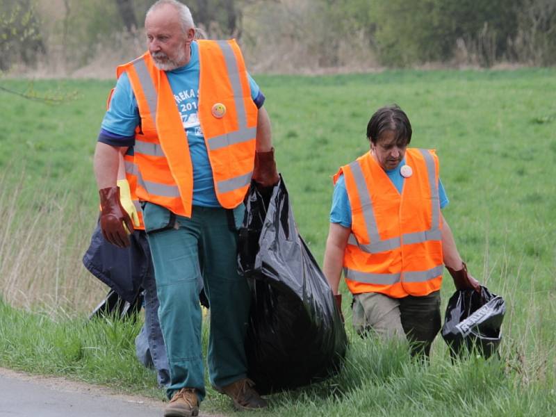 Letos se vydalo čistit řeku Sázavu zhruba 1300 dobrovolníků.