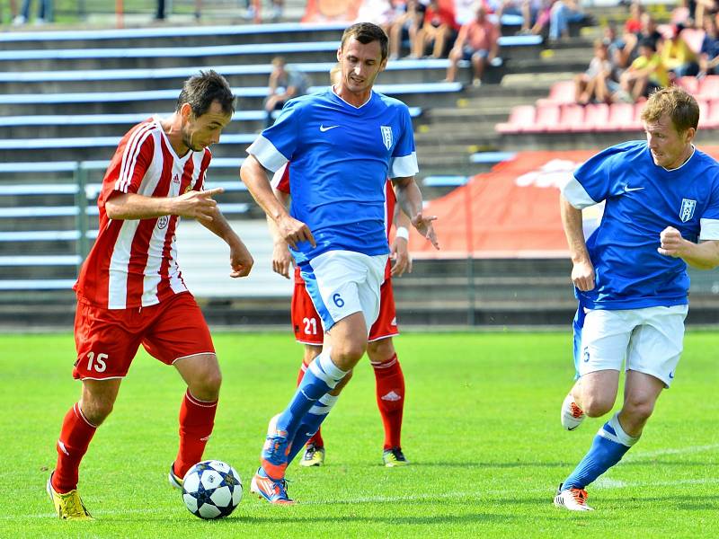 Vlašimský záložník Lukáš Křeček (uprostřed v modrém), v zápase v Třinci.