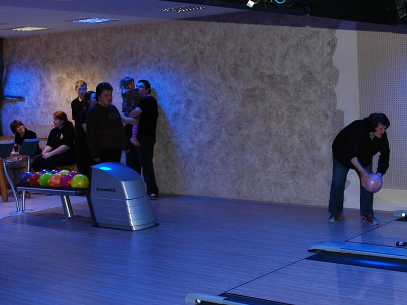 Praktická výuka žáků z Katušky ve Stone bowling baru v Tyršově ulici.