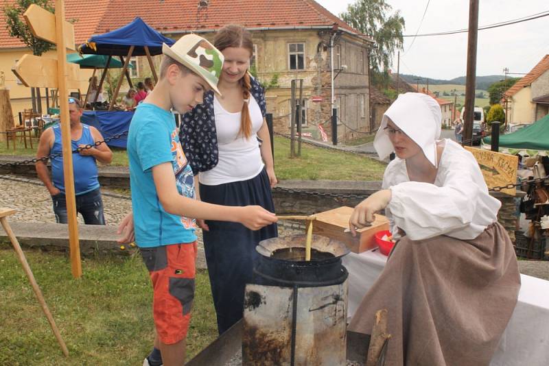 Ševcovský staročeský jarmark nabídl návštěvníkům zábavu, hry, muziku i různorodou nabídku stánkařů a řemeslníků.