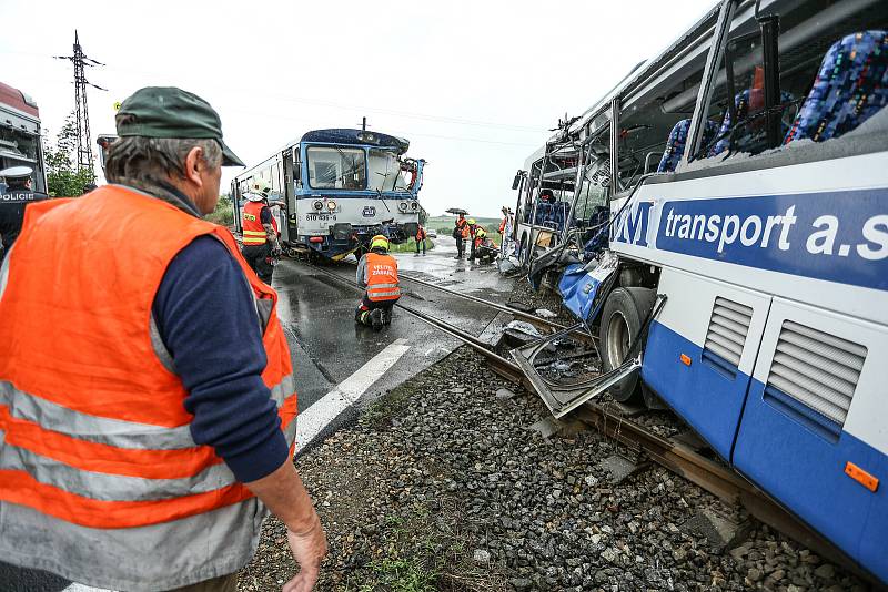 Ke srážce vlaku s autobusem došlo u Struhařova na Benešovsku v neděli 14. června.