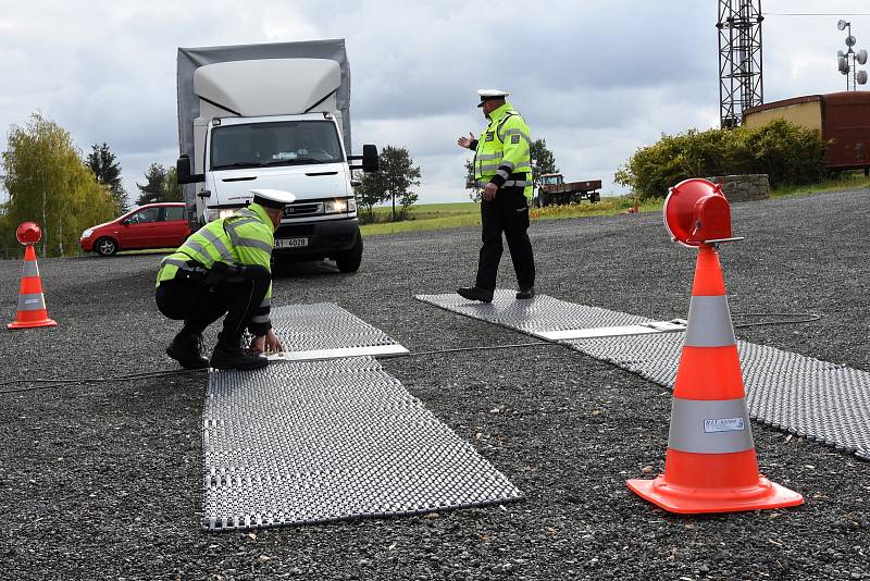 Při vážení nákladních aut a kontrolách jejich řidičů používá středočeská dopravní policie automobil, který v září 2018 převzala jako dar od kraje.