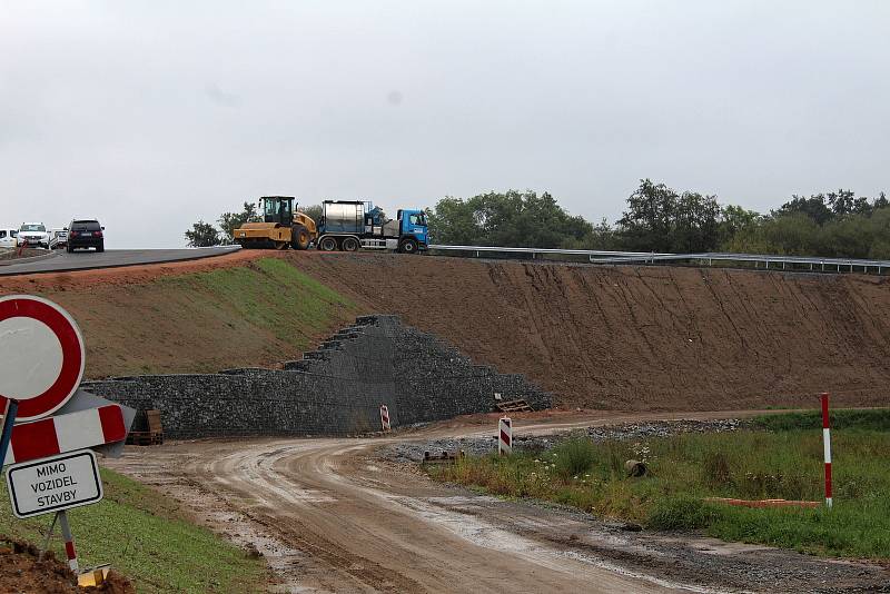 Práce na stavbě obchvatu na konci srpna 2022.